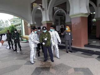 Bupati Kuansing Pimpin Lansung Penyemprotan Disenfektan